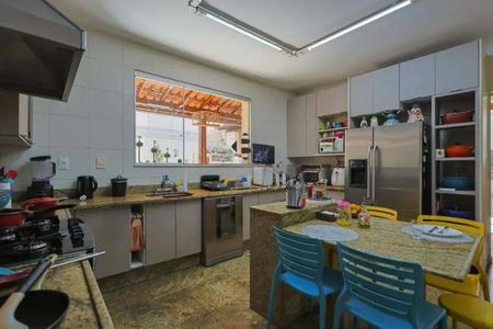 Casa para alugar com 364m², 4 quartos e 6 vagas Casa para alugar com 364m², 4 quartos e 6 vagasCopa