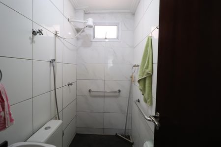 Banheiro do Quarto 1 de apartamento para alugar com 2 quartos, 75m² em Santa Mônica, Uberlândia