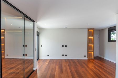 Casa de condomínio à venda com 516m², 4 quartos e 5 vagas Casa de condomínio à venda com 516m², 4 quartos e 5 vagasQuarto