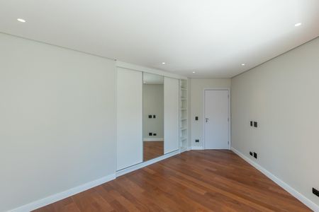Casa de condomínio à venda com 516m², 4 quartos e 5 vagas Casa de condomínio à venda com 516m², 4 quartos e 5 vagasQuarto