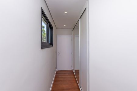 Casa de condomínio à venda com 516m², 4 quartos e 5 vagas Casa de condomínio à venda com 516m², 4 quartos e 5 vagasCorredor