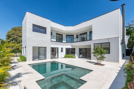 Casa de condomínio à venda com 516m², 4 quartos e 5 vagas Casa de condomínio à venda com 516m², 4 quartos e 5 vagasÁrea externa