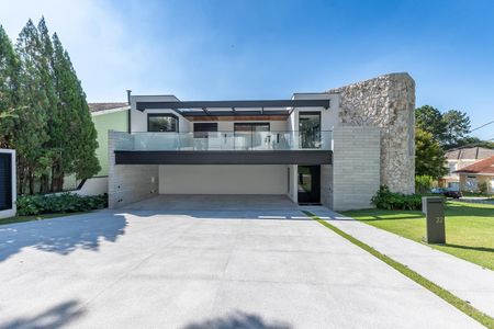 Casa de condomínio à venda com 516m², 4 quartos e 5 vagas Casa de condomínio à venda com 516m², 4 quartos e 5 vagasÁrea externa
