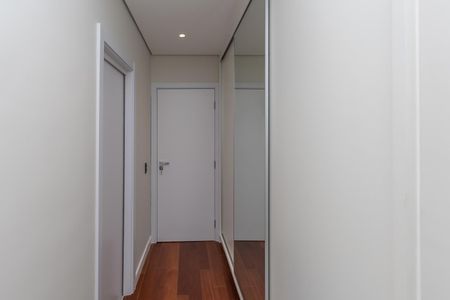 Casa de condomínio à venda com 516m², 4 quartos e 5 vagas Casa de condomínio à venda com 516m², 4 quartos e 5 vagasCorredor