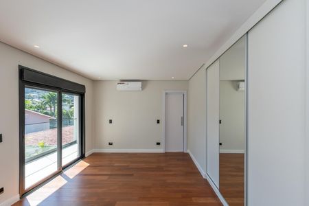 Casa de condomínio à venda com 516m², 4 quartos e 5 vagas Casa de condomínio à venda com 516m², 4 quartos e 5 vagasQuarto