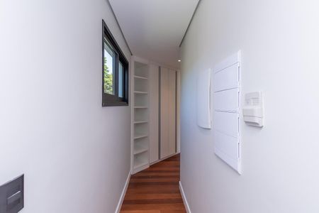 Casa de condomínio à venda com 516m², 4 quartos e 5 vagas Casa de condomínio à venda com 516m², 4 quartos e 5 vagasCorredor