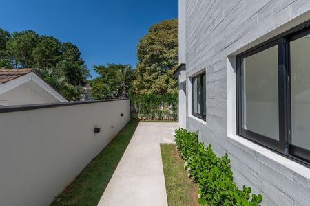 Casa de condomínio à venda com 516m², 4 quartos e 5 vagas Casa de condomínio à venda com 516m², 4 quartos e 5 vagasÁrea externa