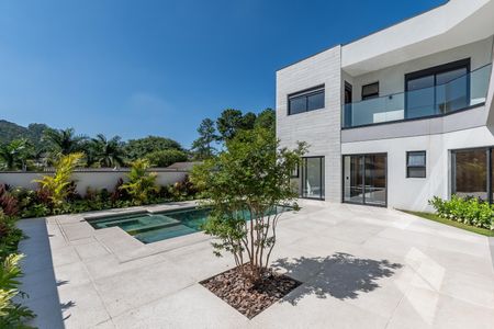 Casa de condomínio à venda com 516m², 4 quartos e 5 vagas Casa de condomínio à venda com 516m², 4 quartos e 5 vagasÁrea externa