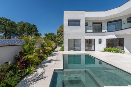 Casa de condomínio à venda com 516m², 4 quartos e 5 vagas Casa de condomínio à venda com 516m², 4 quartos e 5 vagasÁrea externa