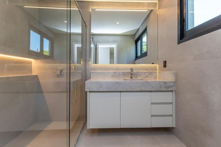 Casa de condomínio à venda com 516m², 4 quartos e 5 vagas Casa de condomínio à venda com 516m², 4 quartos e 5 vagasBanheiro