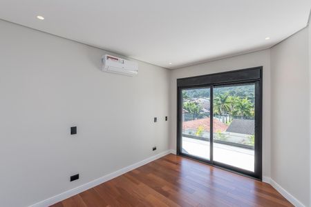 Casa de condomínio à venda com 516m², 4 quartos e 5 vagas Casa de condomínio à venda com 516m², 4 quartos e 5 vagasQuarto