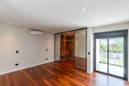 Casa de condomínio à venda com 516m², 4 quartos e 5 vagas Casa de condomínio à venda com 516m², 4 quartos e 5 vagasQuarto