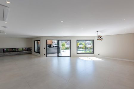 Casa de condomínio à venda com 516m², 4 quartos e 5 vagas Casa de condomínio à venda com 516m², 4 quartos e 5 vagasSala