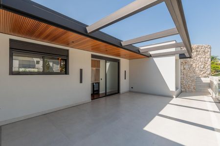 Casa de condomínio à venda com 516m², 4 quartos e 5 vagas Casa de condomínio à venda com 516m², 4 quartos e 5 vagasVaranda