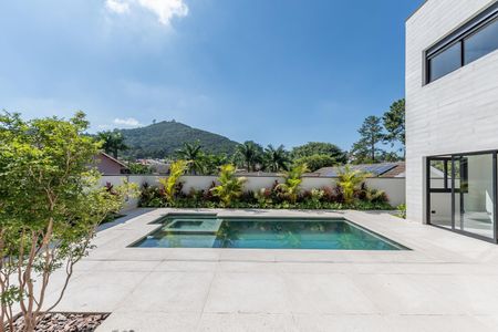 Casa de condomínio à venda com 516m², 4 quartos e 5 vagas Casa de condomínio à venda com 516m², 4 quartos e 5 vagasÁrea externa