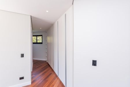 Casa de condomínio à venda com 516m², 4 quartos e 5 vagas Casa de condomínio à venda com 516m², 4 quartos e 5 vagasCorredor