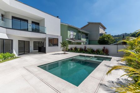 Casa de condomínio à venda com 516m², 4 quartos e 5 vagas Casa de condomínio à venda com 516m², 4 quartos e 5 vagasÁrea externa
