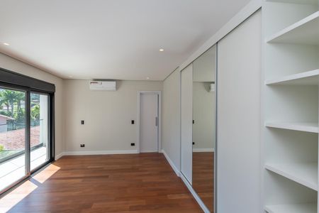 Casa de condomínio à venda com 516m², 4 quartos e 5 vagas Casa de condomínio à venda com 516m², 4 quartos e 5 vagasQuarto