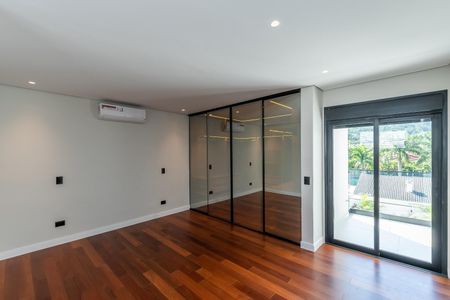 Casa de condomínio à venda com 516m², 4 quartos e 5 vagas Casa de condomínio à venda com 516m², 4 quartos e 5 vagasQuarto