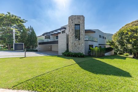 Casa de condomínio à venda com 516m², 4 quartos e 5 vagas Casa de condomínio à venda com 516m², 4 quartos e 5 vagasÁrea externa