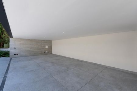 Casa de condomínio à venda com 516m², 4 quartos e 5 vagas Casa de condomínio à venda com 516m², 4 quartos e 5 vagasÁrea externa