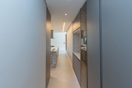 Casa de condomínio à venda com 516m², 4 quartos e 5 vagas Casa de condomínio à venda com 516m², 4 quartos e 5 vagasCorredor