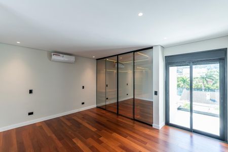 Casa de condomínio à venda com 516m², 4 quartos e 5 vagas Casa de condomínio à venda com 516m², 4 quartos e 5 vagasQuarto