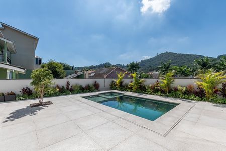 Casa de condomínio à venda com 516m², 4 quartos e 5 vagas Casa de condomínio à venda com 516m², 4 quartos e 5 vagasÁrea externa
