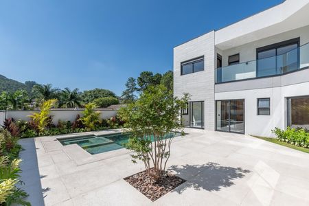Casa de condomínio à venda com 516m², 4 quartos e 5 vagas Casa de condomínio à venda com 516m², 4 quartos e 5 vagasÁrea externa