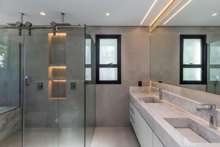 Casa de condomínio à venda com 516m², 4 quartos e 5 vagas Casa de condomínio à venda com 516m², 4 quartos e 5 vagasBanheiro