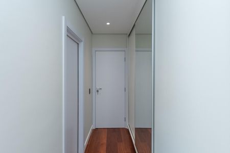 Casa de condomínio à venda com 516m², 4 quartos e 5 vagas Casa de condomínio à venda com 516m², 4 quartos e 5 vagasCorredor
