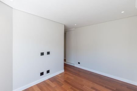 Casa de condomínio à venda com 516m², 4 quartos e 5 vagas Casa de condomínio à venda com 516m², 4 quartos e 5 vagasQuarto