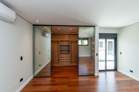 Casa de condomínio à venda com 516m², 4 quartos e 5 vagas Casa de condomínio à venda com 516m², 4 quartos e 5 vagasQuarto