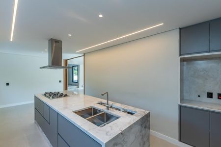 Casa de condomínio à venda com 516m², 4 quartos e 5 vagas Casa de condomínio à venda com 516m², 4 quartos e 5 vagasCozinha