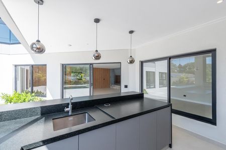Casa de condomínio à venda com 516m², 4 quartos e 5 vagas Casa de condomínio à venda com 516m², 4 quartos e 5 vagasCozinha