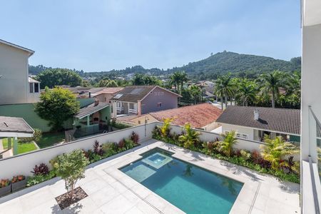 Casa de condomínio à venda com 516m², 4 quartos e 5 vagas Casa de condomínio à venda com 516m², 4 quartos e 5 vagasÁrea externa