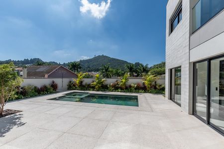 Casa de condomínio à venda com 516m², 4 quartos e 5 vagas Casa de condomínio à venda com 516m², 4 quartos e 5 vagasÁrea externa