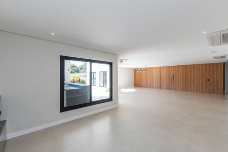 Casa de condomínio à venda com 516m², 4 quartos e 5 vagas Casa de condomínio à venda com 516m², 4 quartos e 5 vagasSala