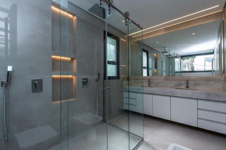 Casa de condomínio à venda com 516m², 4 quartos e 5 vagas Casa de condomínio à venda com 516m², 4 quartos e 5 vagasBanheiro