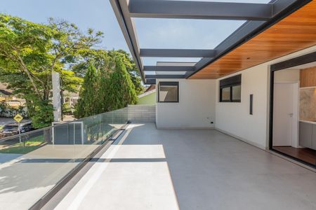 Casa de condomínio à venda com 516m², 4 quartos e 5 vagas Casa de condomínio à venda com 516m², 4 quartos e 5 vagasVaranda