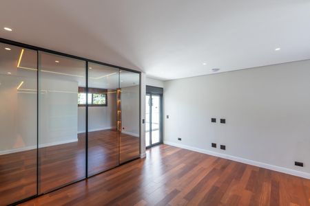 Casa de condomínio à venda com 516m², 4 quartos e 5 vagas Casa de condomínio à venda com 516m², 4 quartos e 5 vagasQuarto
