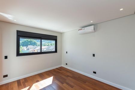 Casa de condomínio à venda com 516m², 4 quartos e 5 vagas Casa de condomínio à venda com 516m², 4 quartos e 5 vagasQuarto