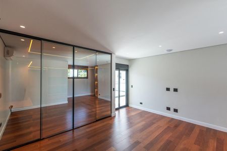 Casa de condomínio à venda com 516m², 4 quartos e 5 vagas Casa de condomínio à venda com 516m², 4 quartos e 5 vagasQuarto