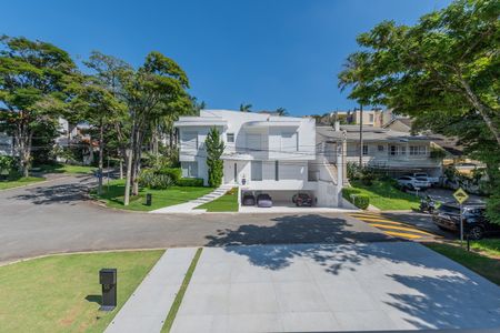 Casa de condomínio à venda com 516m², 4 quartos e 5 vagas Casa de condomínio à venda com 516m², 4 quartos e 5 vagasÁrea externa