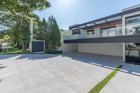 Casa de condomínio à venda com 516m², 4 quartos e 5 vagas Casa de condomínio à venda com 516m², 4 quartos e 5 vagasÁrea externa