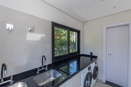 Casa de condomínio à venda com 516m², 4 quartos e 5 vagas Casa de condomínio à venda com 516m², 4 quartos e 5 vagasÁrea de Serviço