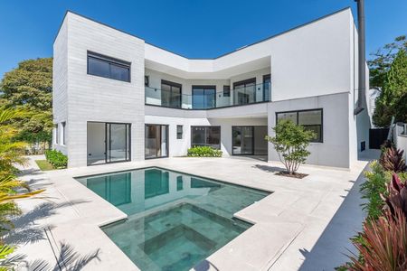 Casa de condomínio à venda com 516m², 4 quartos e 5 vagas Casa de condomínio à venda com 516m², 4 quartos e 5 vagasÁrea externa