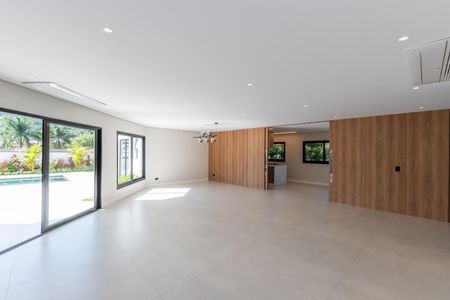 Casa de condomínio à venda com 516m², 4 quartos e 5 vagas Casa de condomínio à venda com 516m², 4 quartos e 5 vagasSala