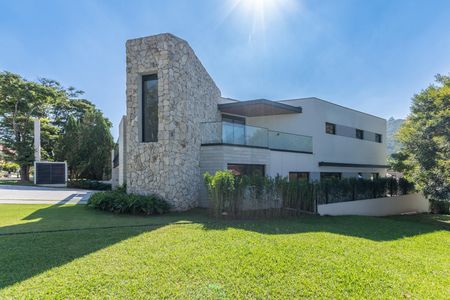 Casa de condomínio à venda com 516m², 4 quartos e 5 vagas Casa de condomínio à venda com 516m², 4 quartos e 5 vagasÁrea externa