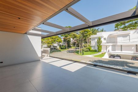 Casa de condomínio à venda com 516m², 4 quartos e 5 vagas Casa de condomínio à venda com 516m², 4 quartos e 5 vagasVaranda